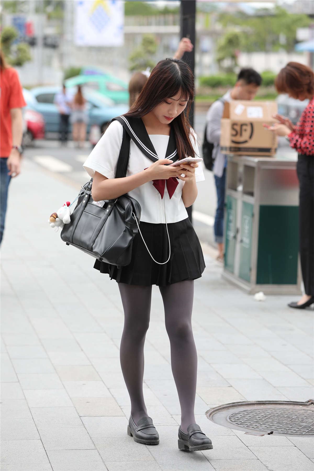 辉辉街拍作品 - 灰色丝袜JK校服美眉