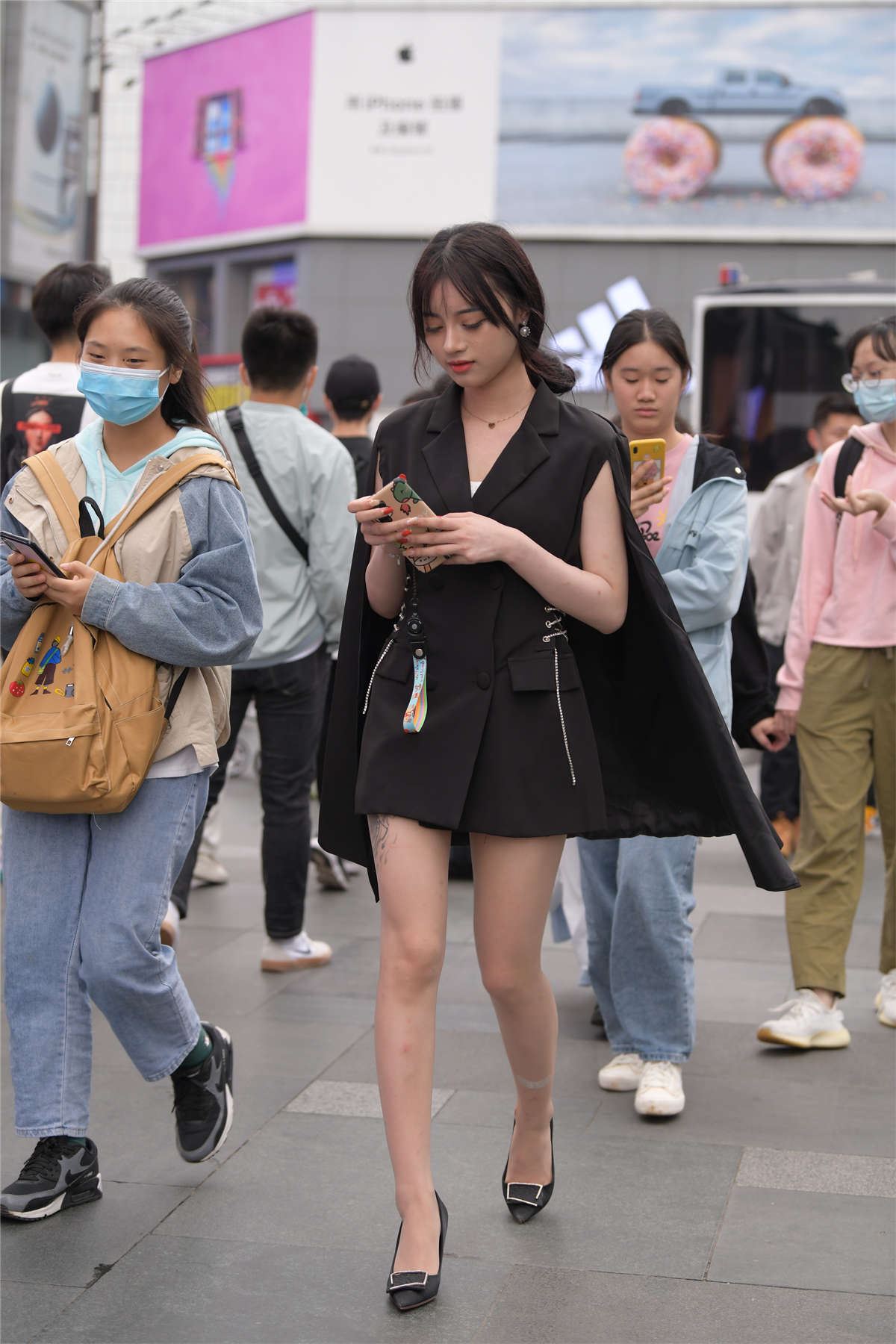 摄神街拍作品 - 步行街中的美腿薄丝美女