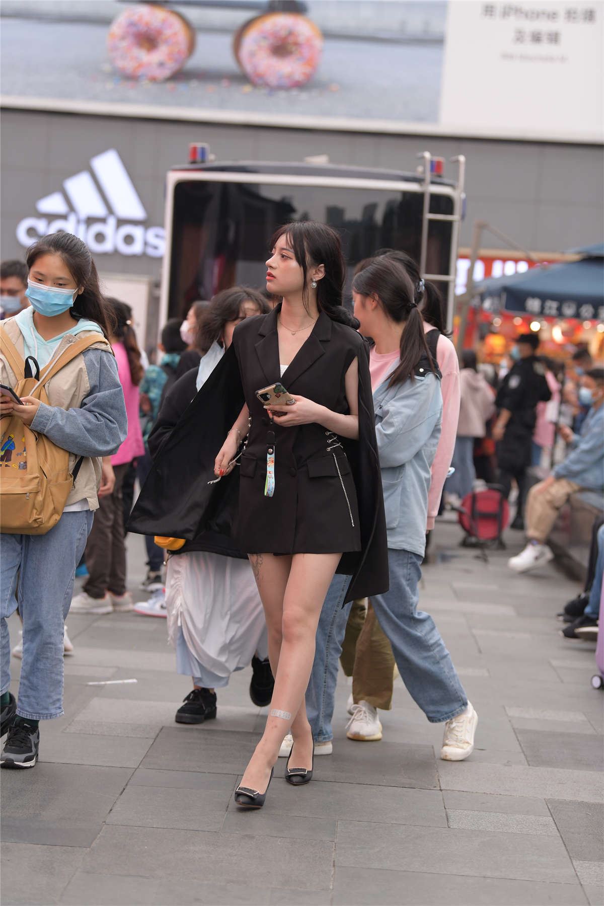 摄神街拍作品 - 步行街中的美腿薄丝美女