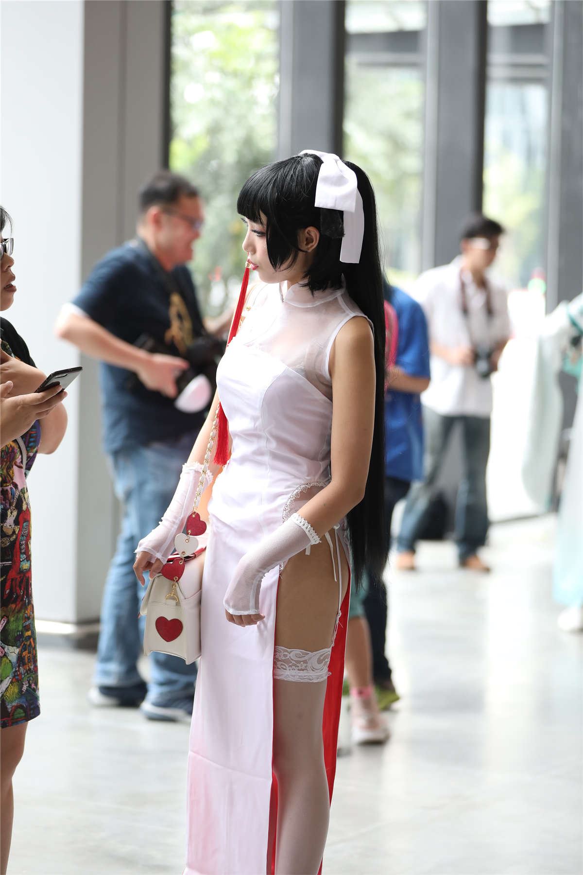 辉辉街拍作品 - 极品高开衩旗袍白色丝袜美腿美眉