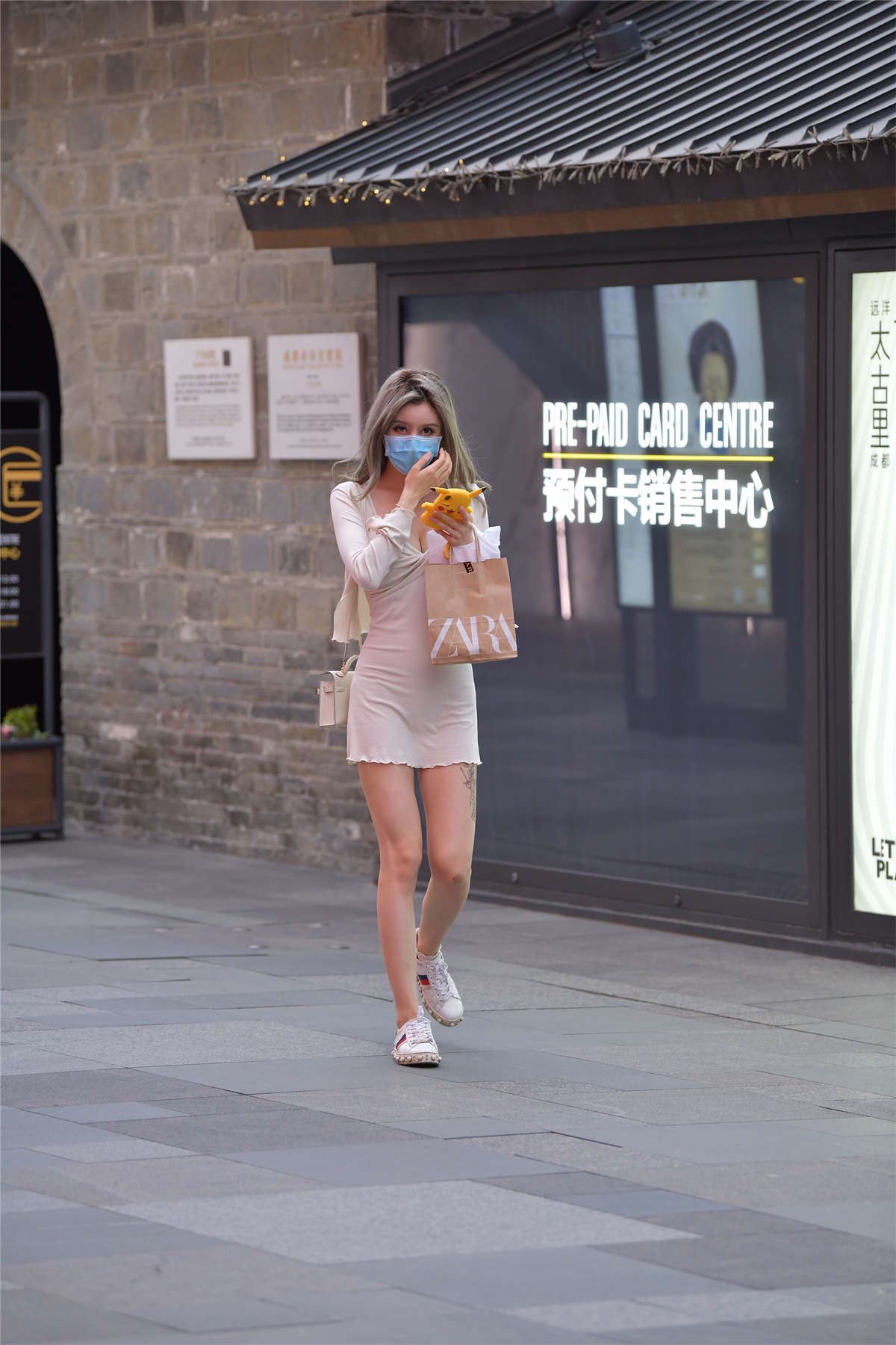 视觉冲击街拍作品 - 黄昏下de性感小姐姐