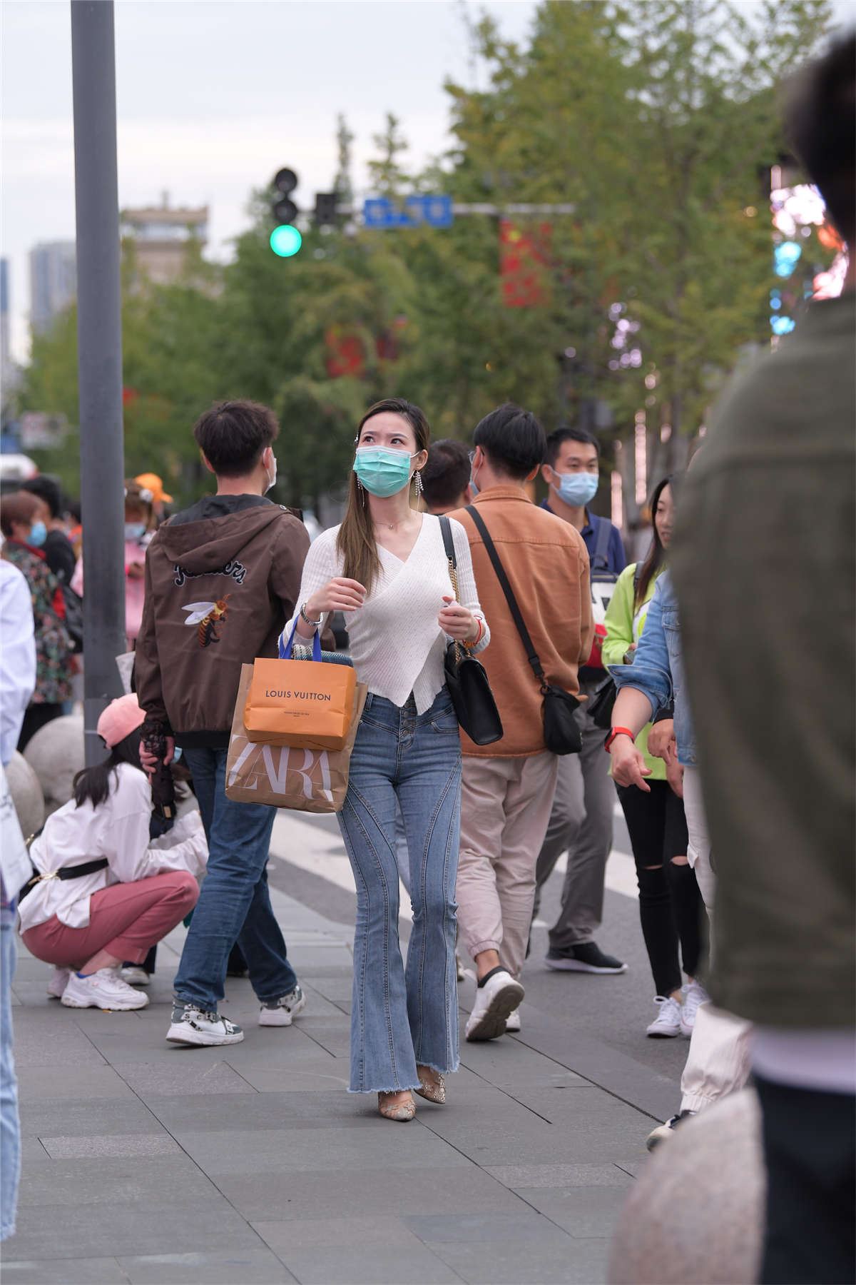 视觉冲击街拍作品 - 长腿紧牛小姐姐，身材真棒