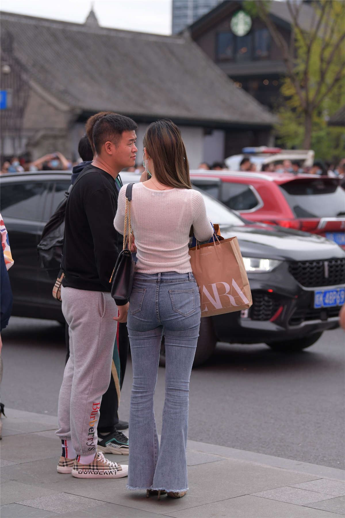 视觉冲击街拍作品 - 长腿紧牛小姐姐，身材真棒