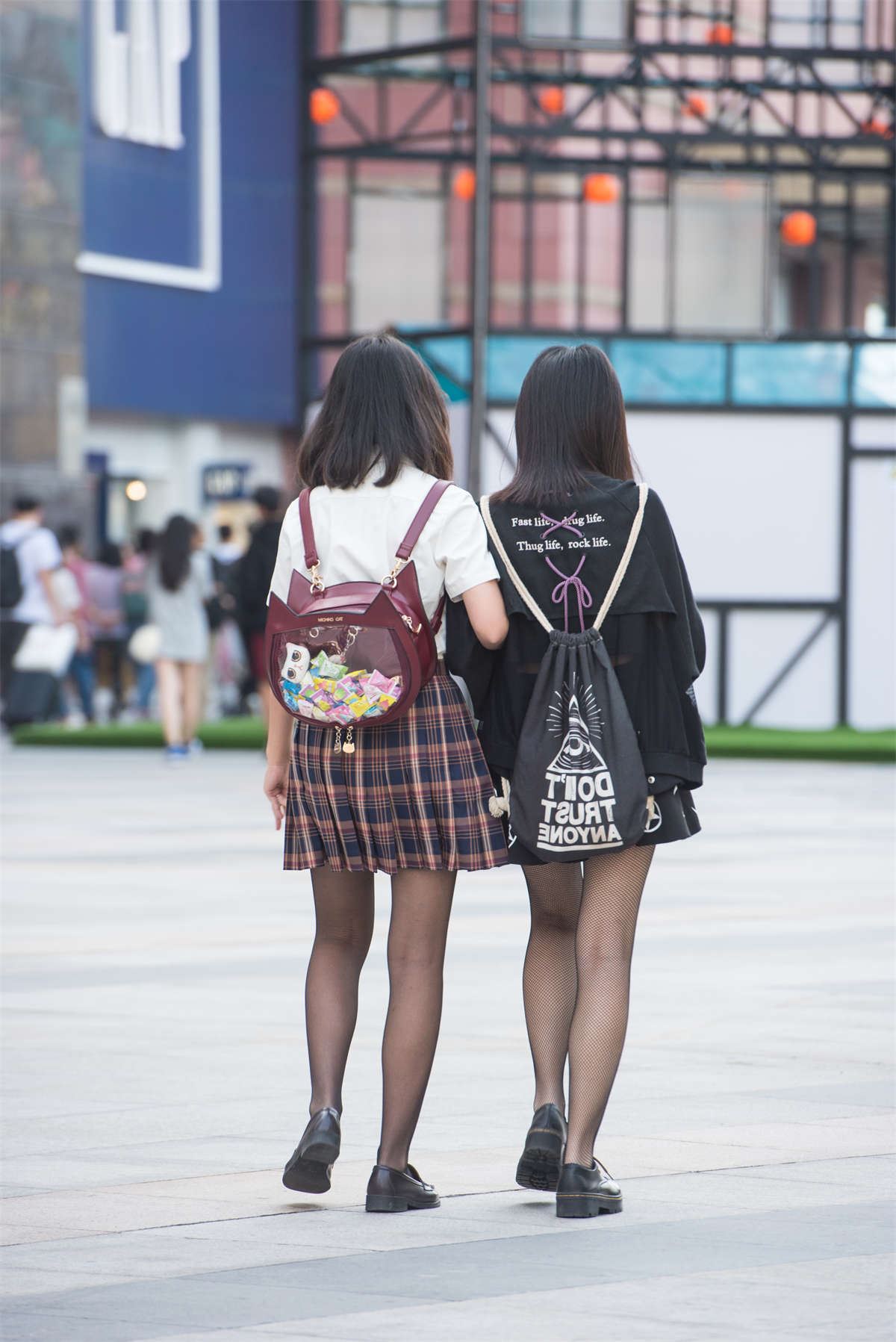 小透明DK街拍作品 - 街拍一起逛街的美少女黑丝网袜