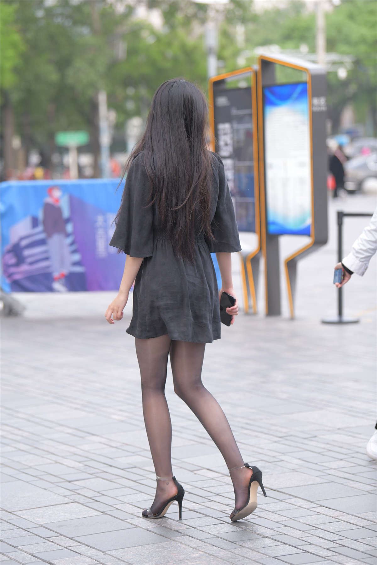 红石街拍作品 - 又遇黑丝美女