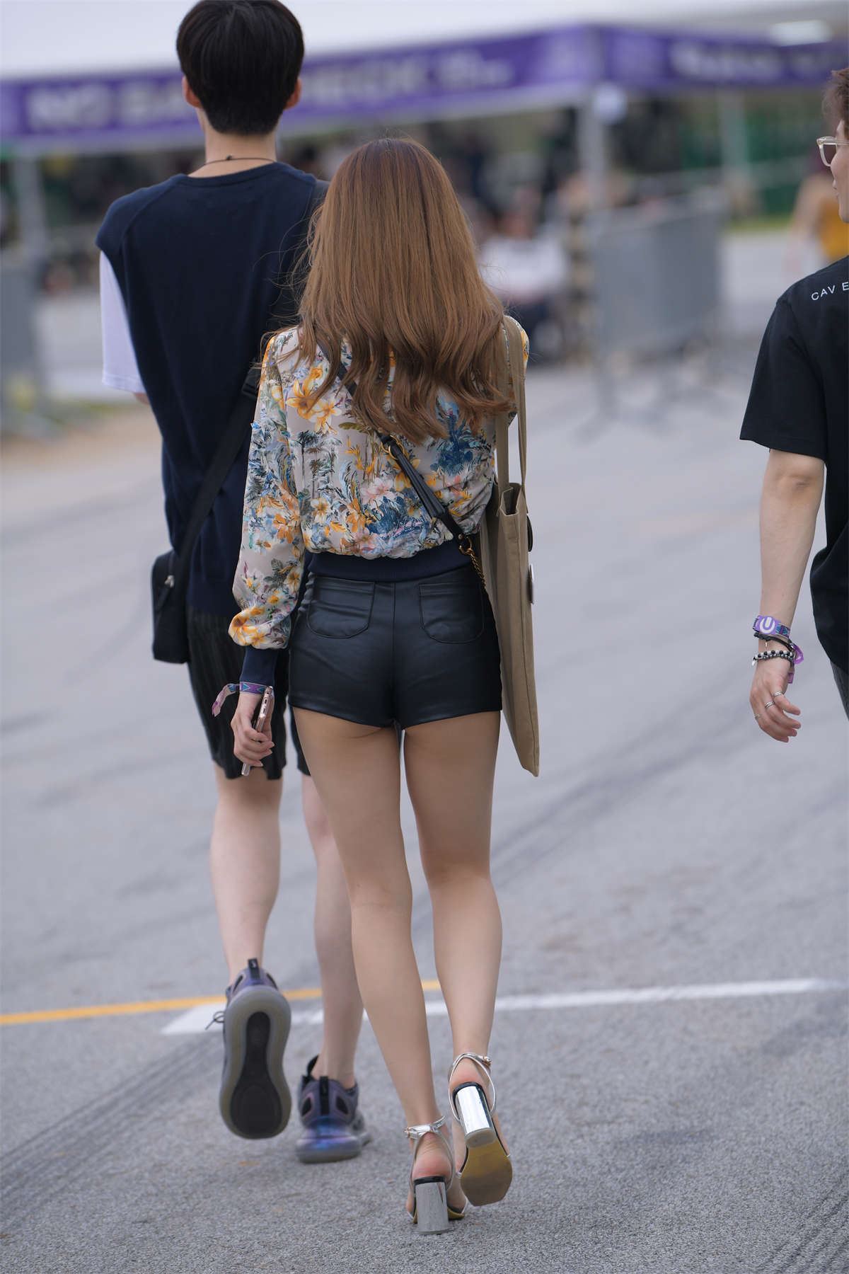 凯恩公爵街拍作品 - 紧身皮热裤美女