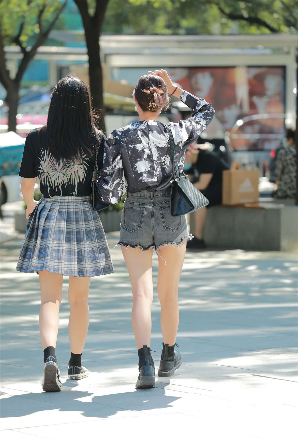 小默街拍作品 - 牛仔热裤小妹