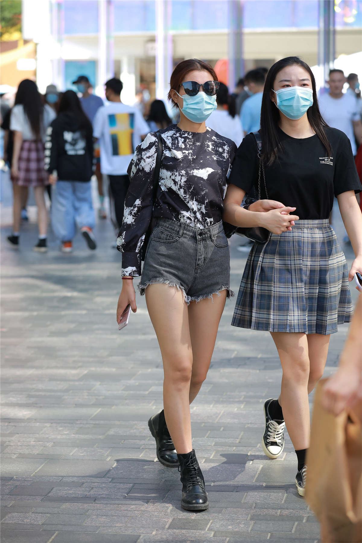 小默街拍作品 - 牛仔热裤小妹