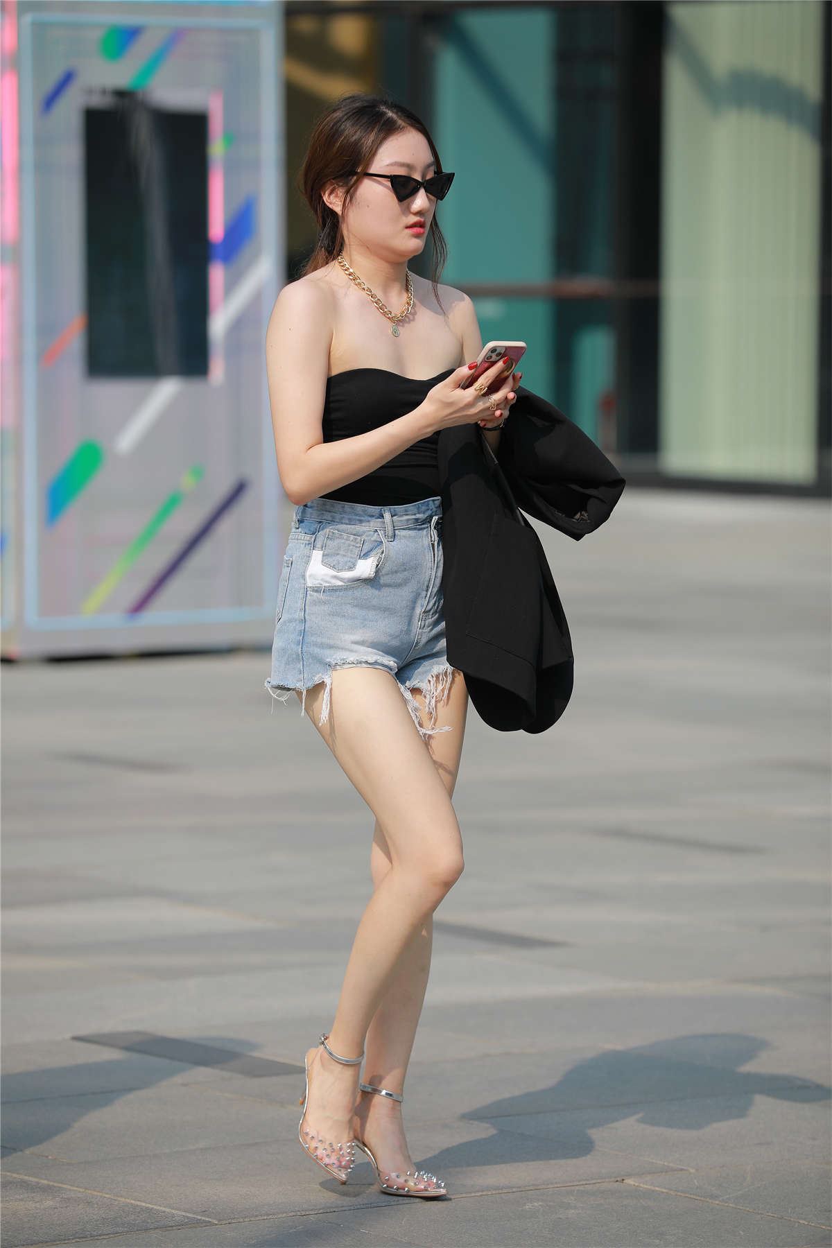 四九城嘎子街拍作品 - 热裤长腿白嫩小姐姐