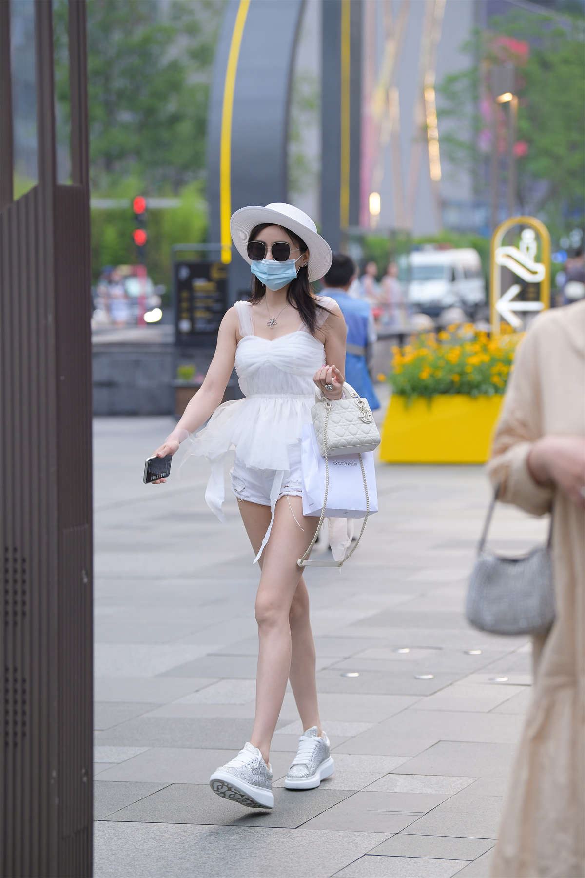 甜美白色短裤