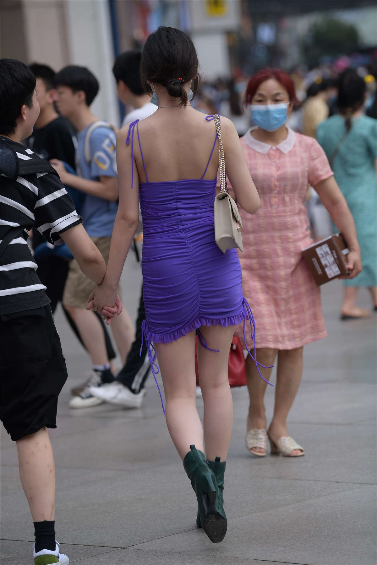 视觉冲击街拍作品 - 性感的吊带裙美女