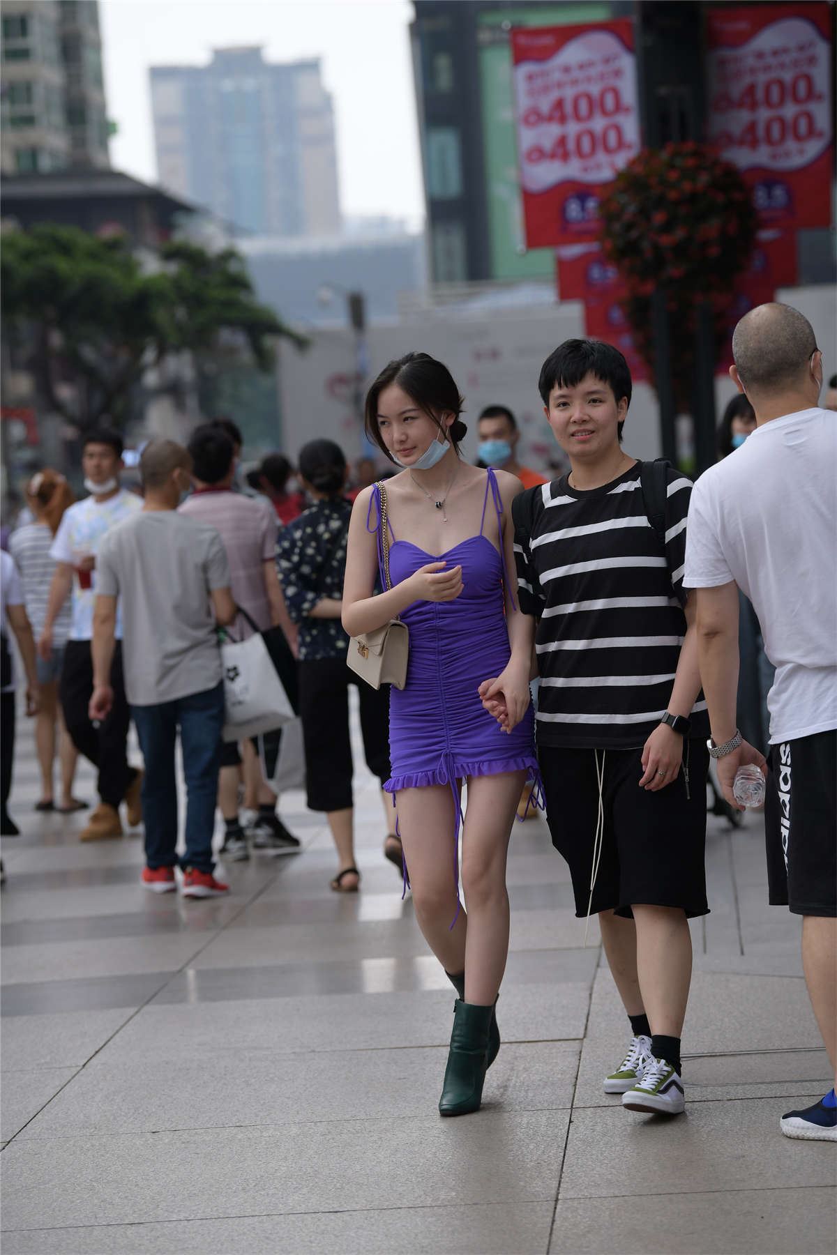 视觉冲击街拍作品 - 性感的吊带裙美女