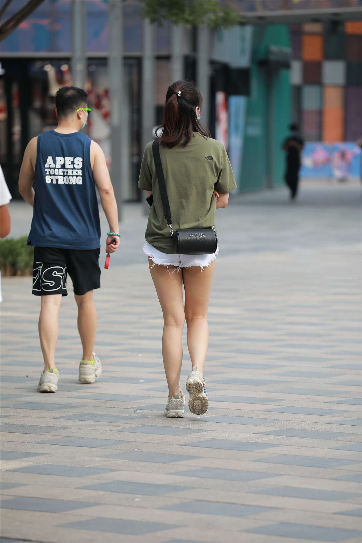 玻璃街拍作品 - 白色热裤YY女友