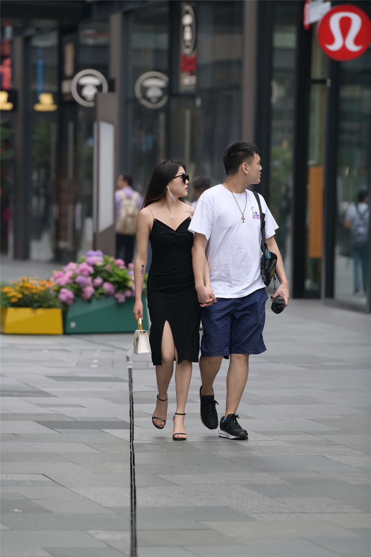 视觉冲击街拍作品 - 性感的吊带开叉裙美女
