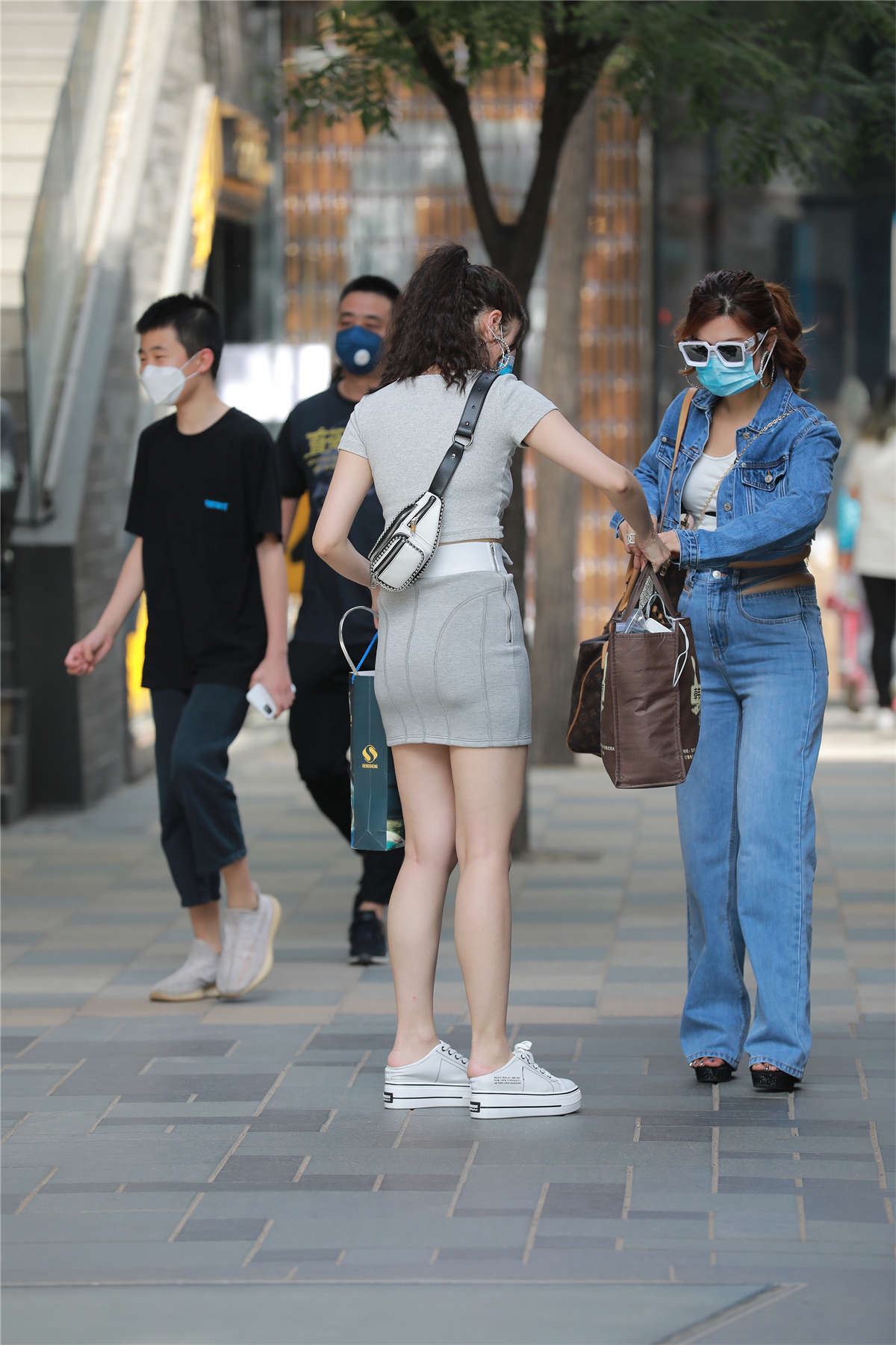 玻璃街拍作品 - 灰色包臀裙小姐姐