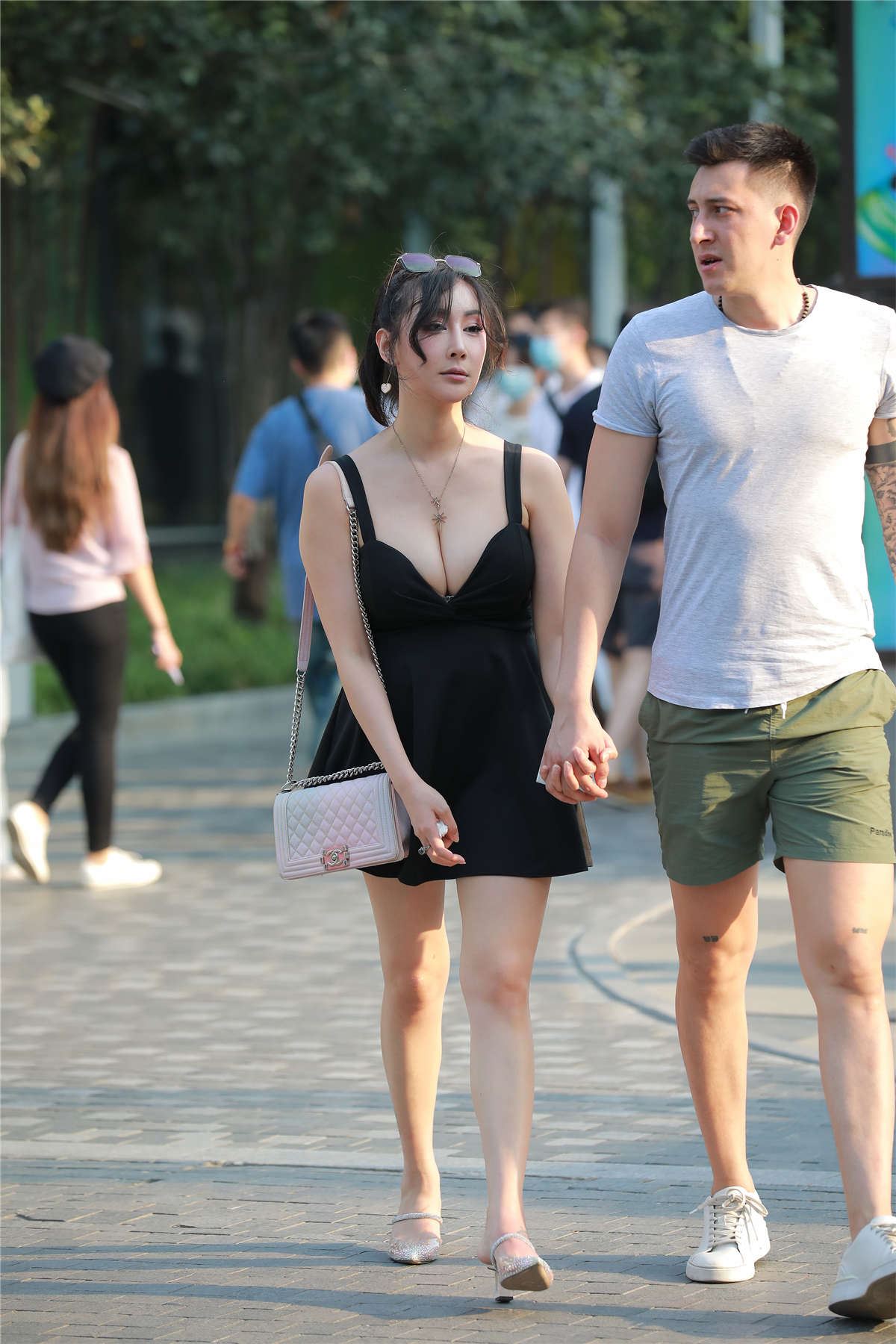 玻璃街拍作品 - 玩跷跷板的性感女友