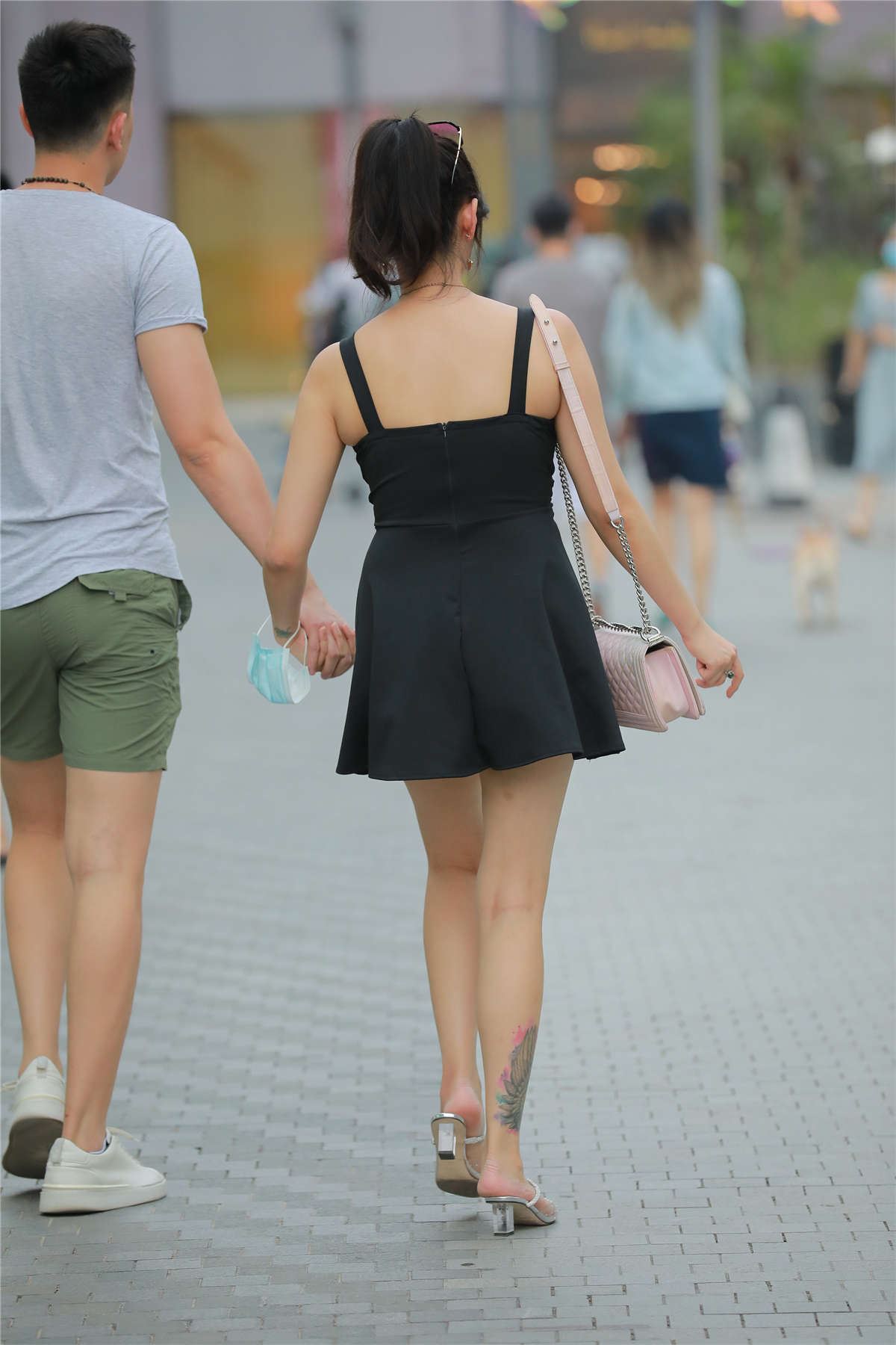 玻璃街拍作品 - 玩跷跷板的性感女友