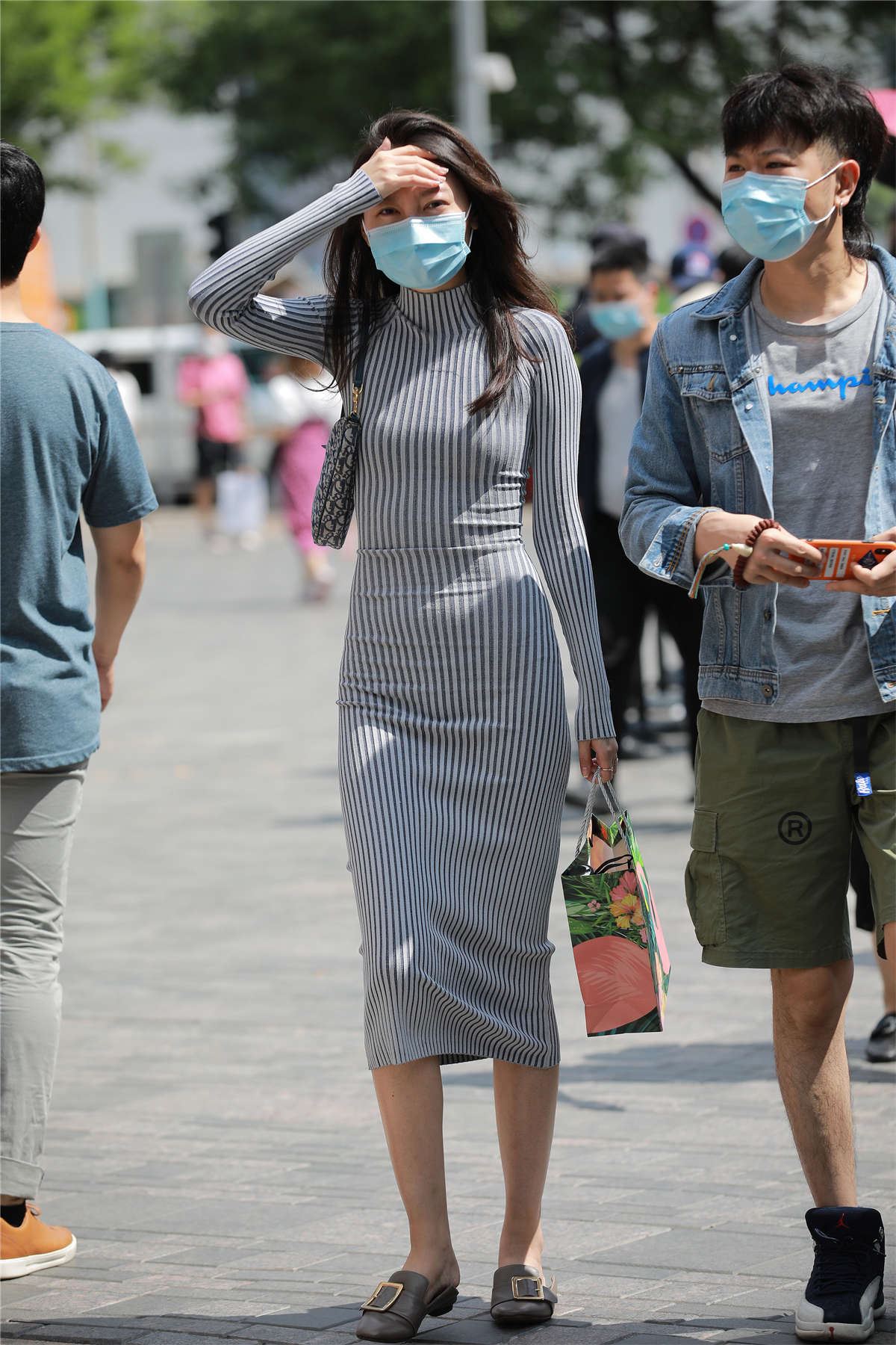 玻璃街拍作品 - 连衣裙高挑女朋友
