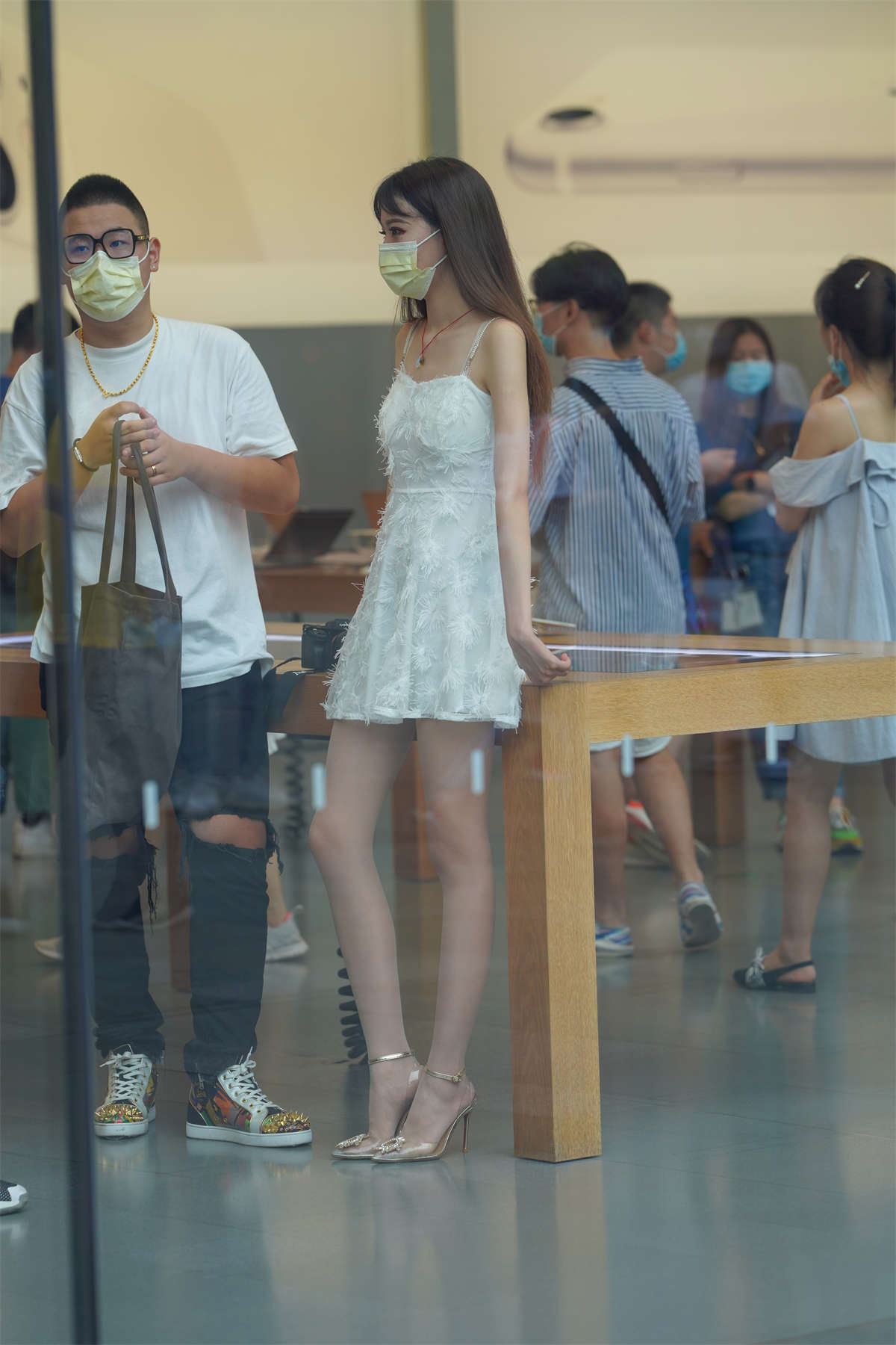 牛男街拍 白长直小仙女 好美的腿