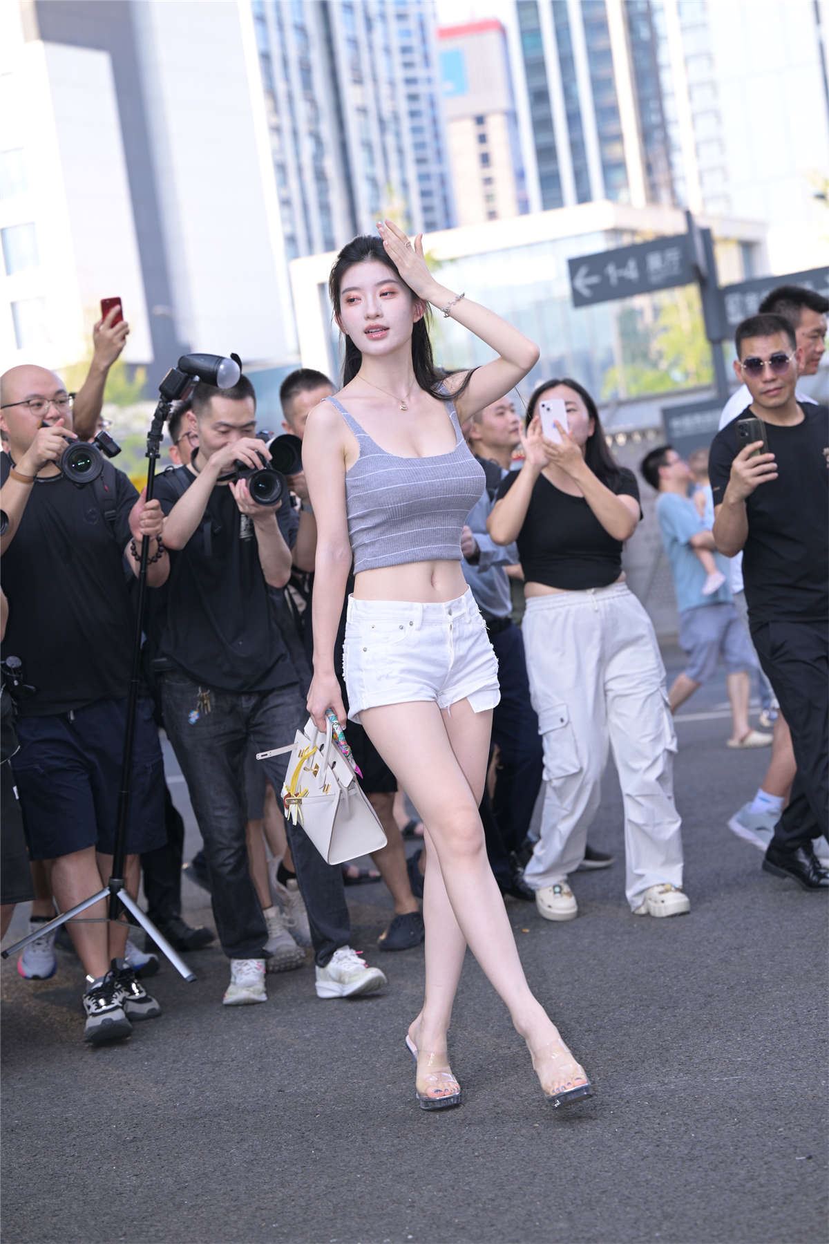 白色短裤修长美腿