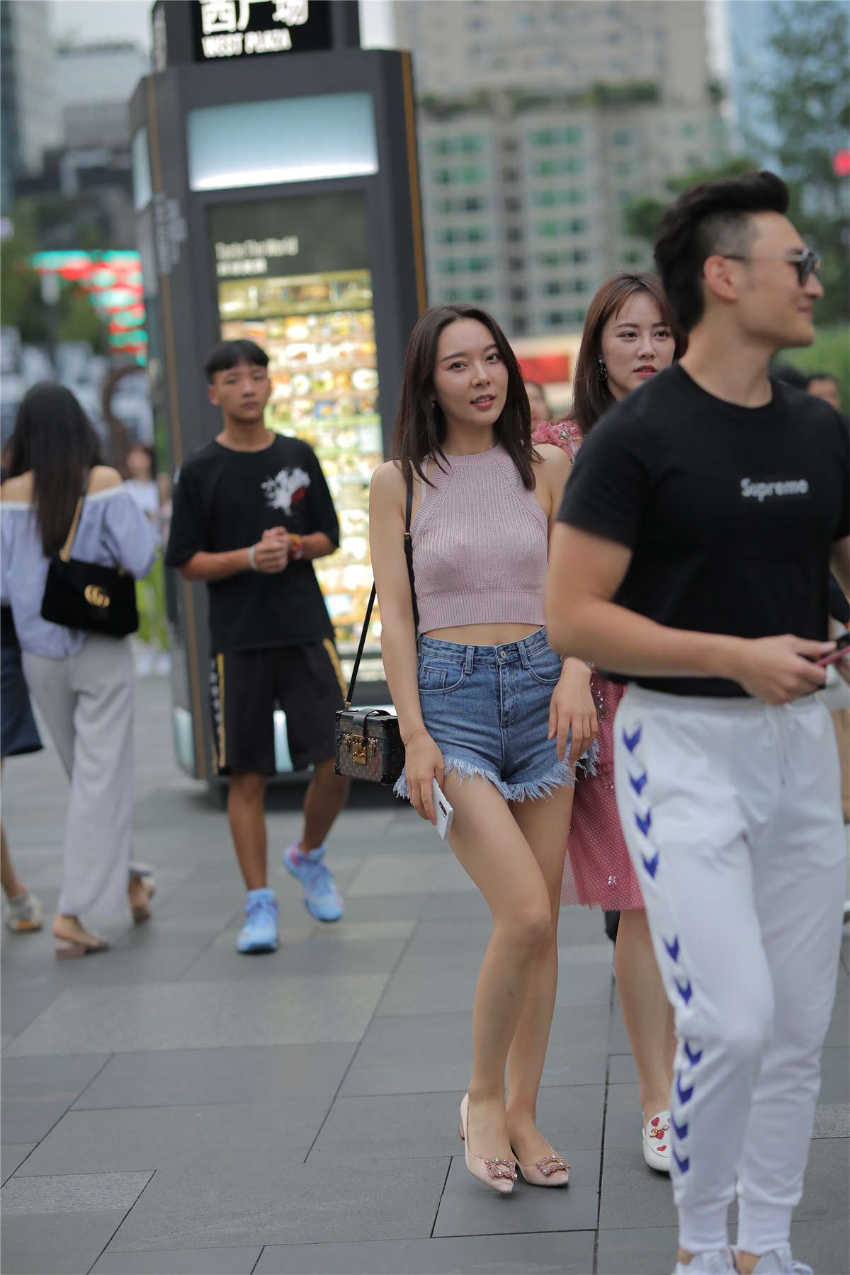 牛仔短裤美女