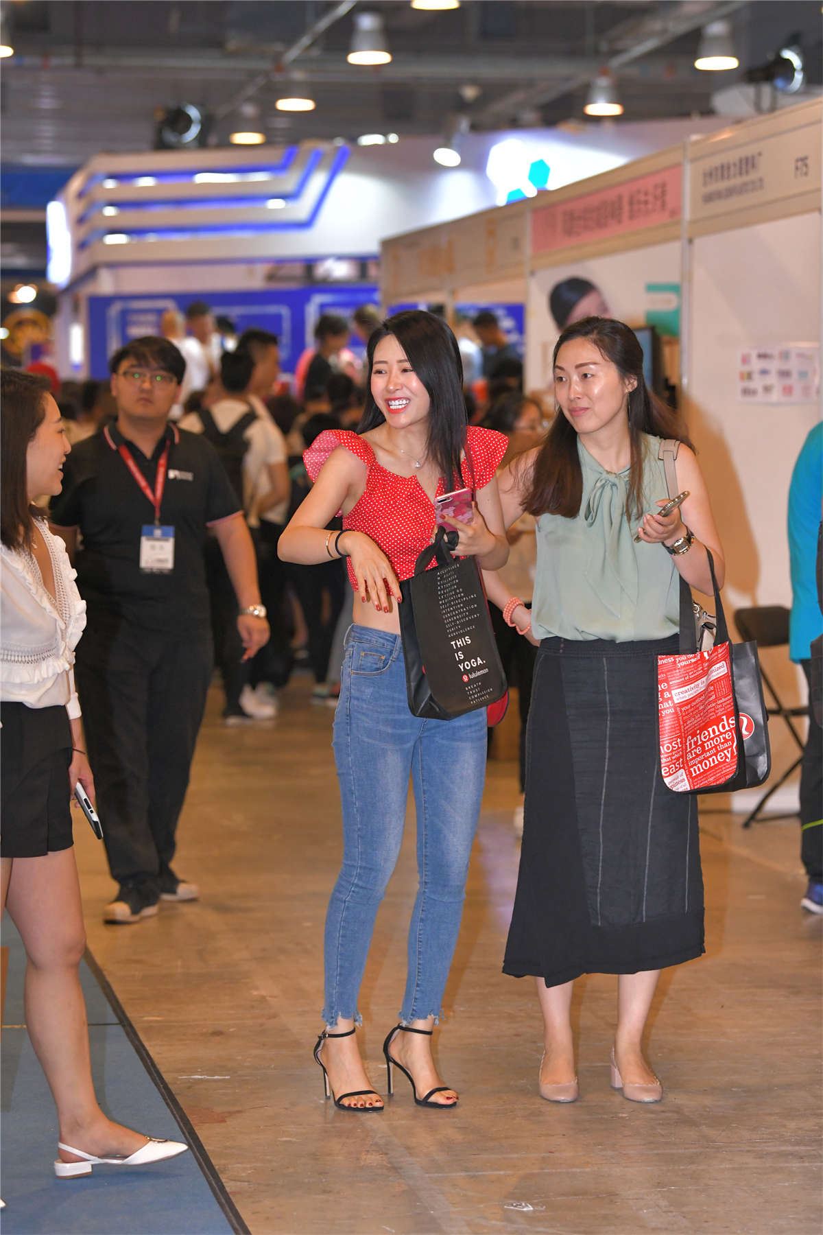 甜美气质牛仔裤美女