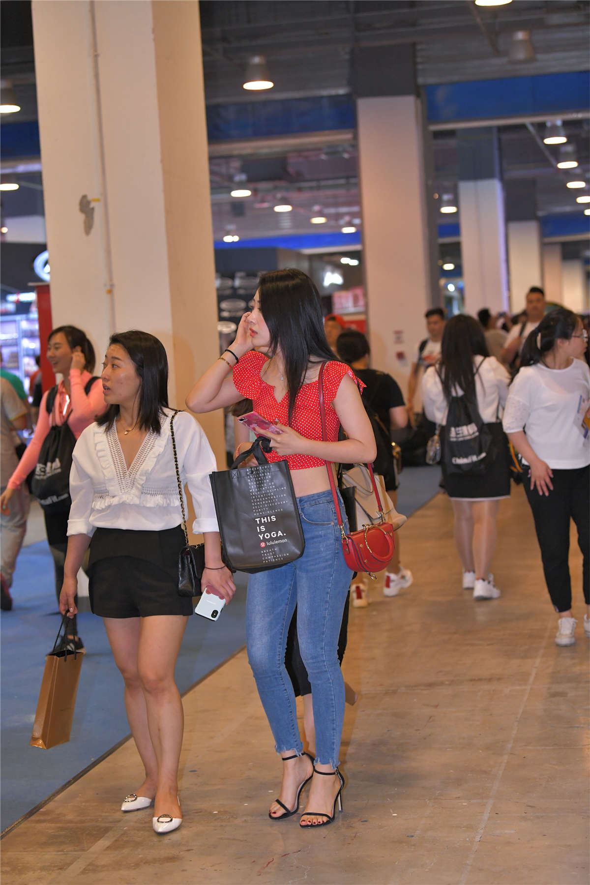 甜美气质牛仔裤美女