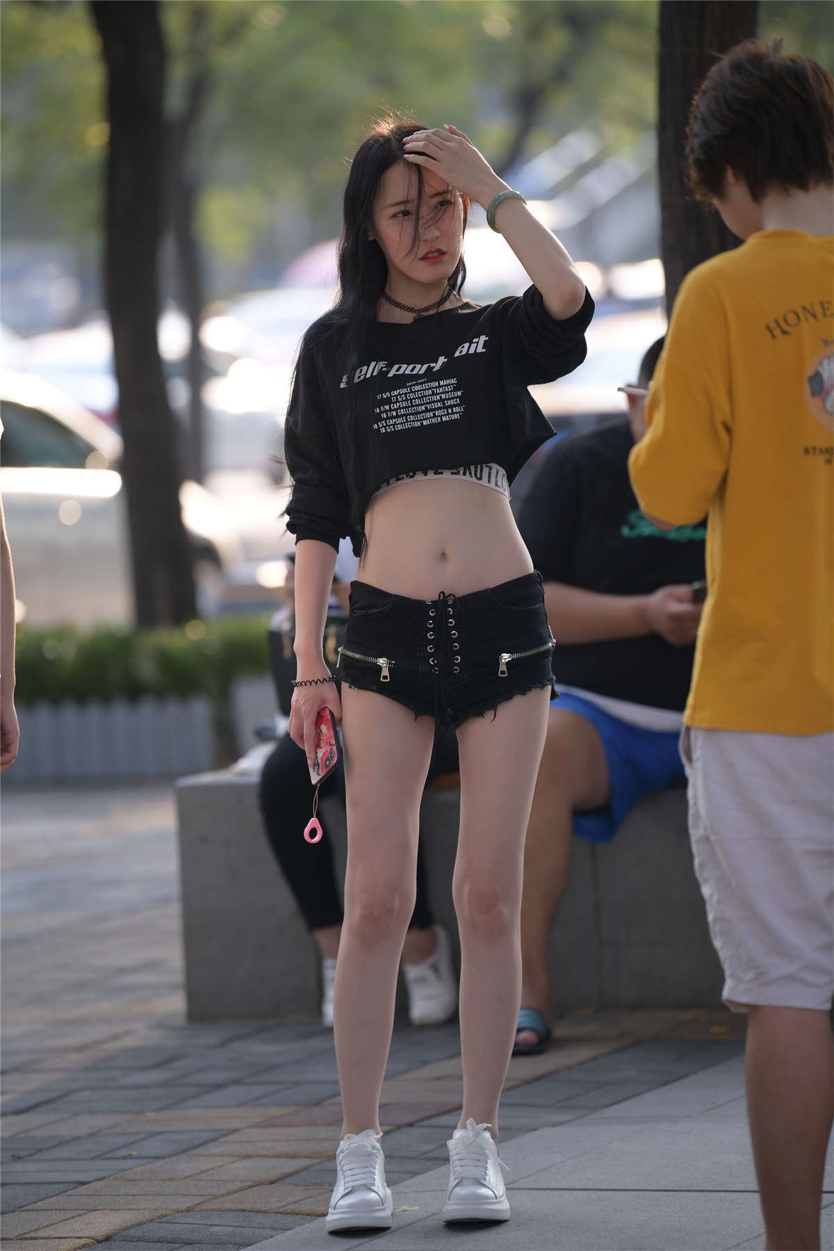 短裤T恤小蛮腰