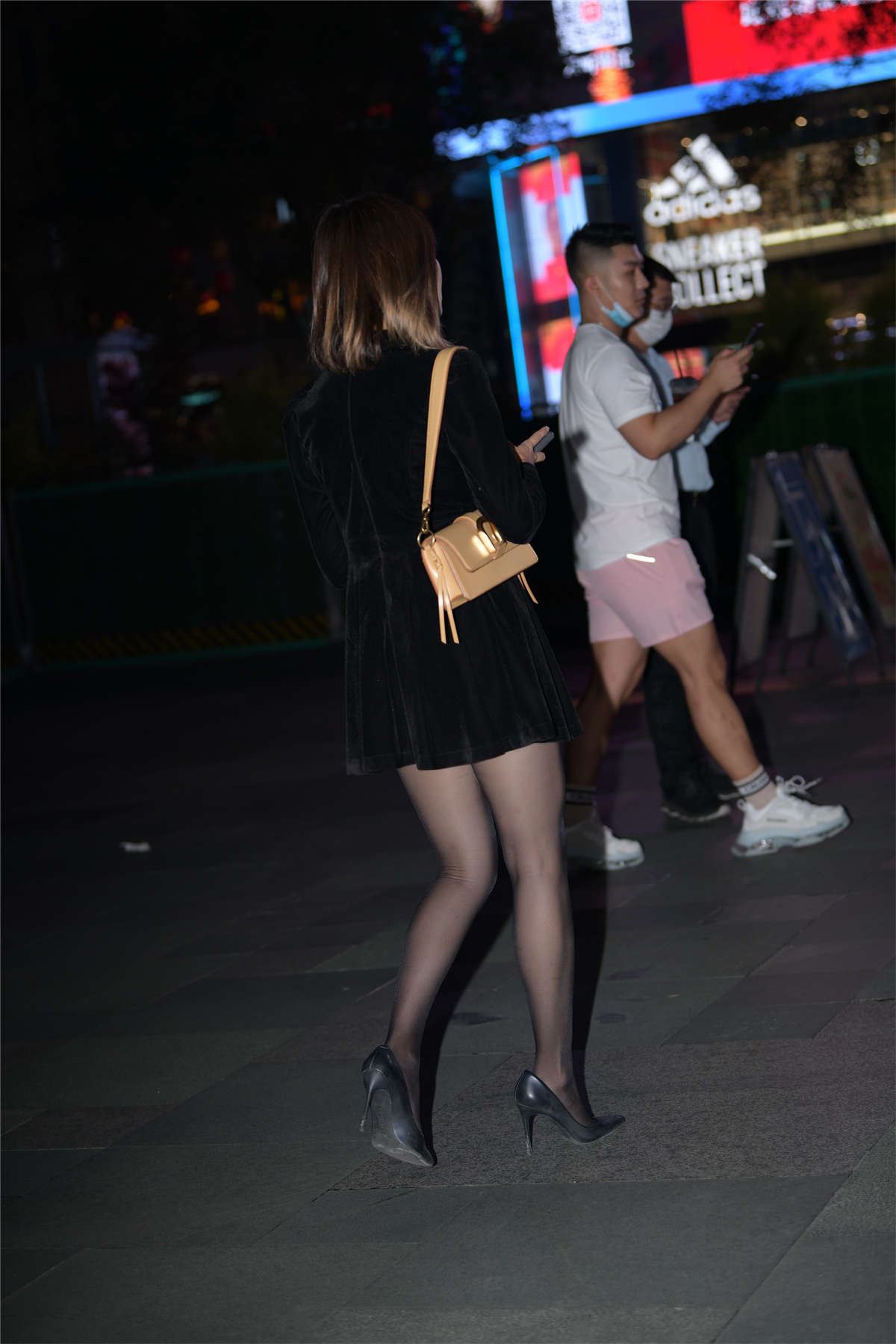 简约黑裙搭配