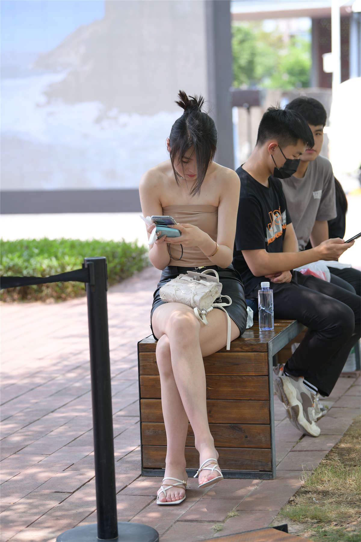 靓丽黑色皮裙