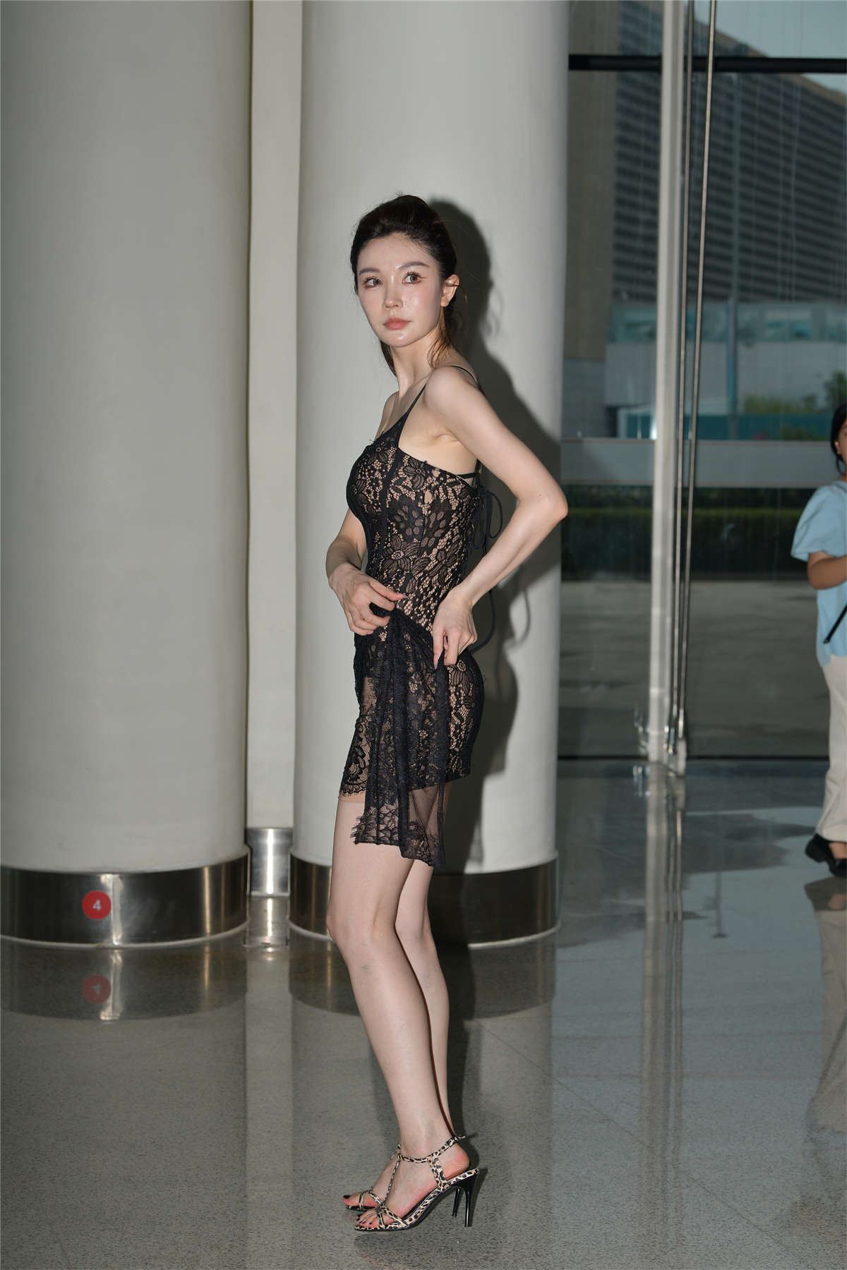 黑色蕾丝吊带裙