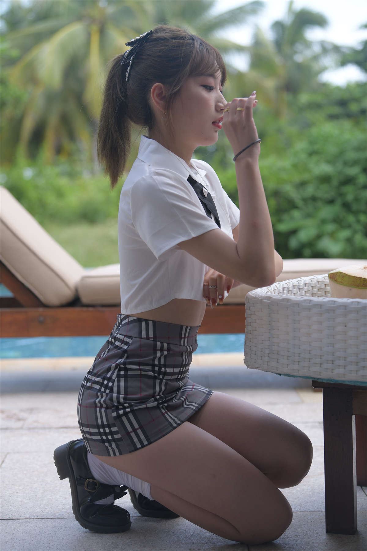 红石旅拍摄影作品 格子短裙女孩