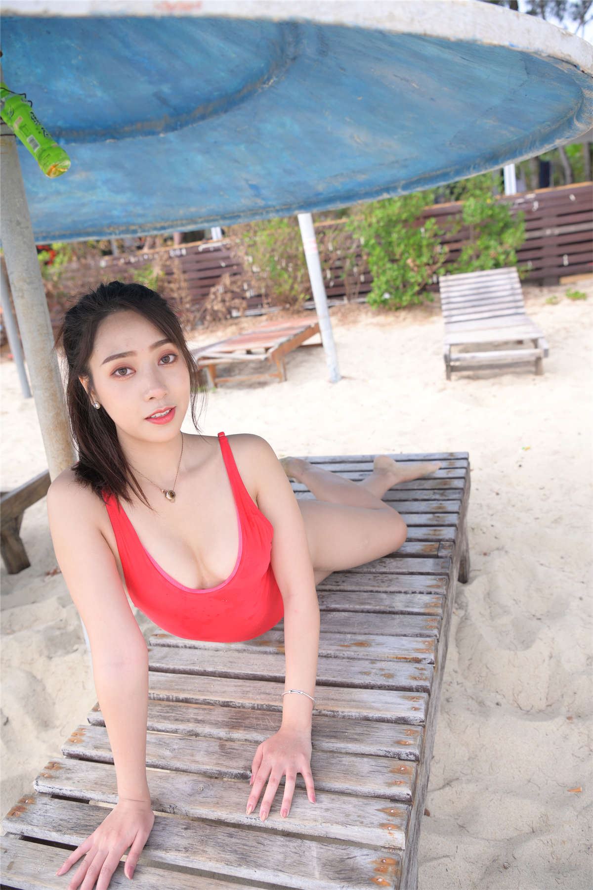 魂魂旅拍摄影作品 红色连体比基尼女孩