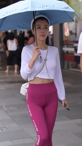 遮阳伞下的瑜伽裤美女(54P)