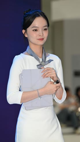 白裙美女销售(70P)