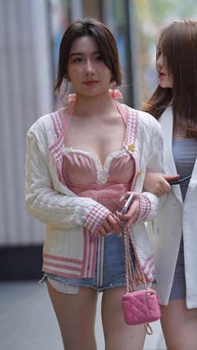 和闺蜜逛街的美女(182P)