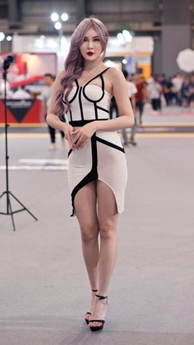 白色连体包臀裙美女(43P)