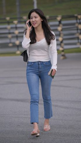 蓝牛紧身美女(32P)