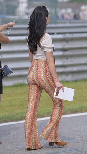 街拍丰腴长裤翘屯美女(71P)