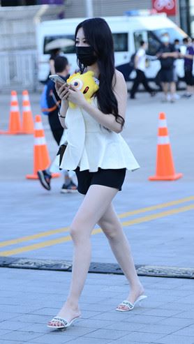 戴着黑色口罩的漂亮美女(35P)