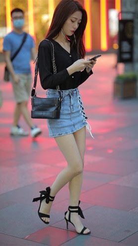 漂亮的牛仔裙小姐姐(31P)