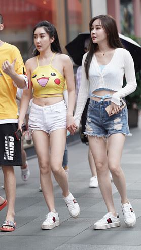 皮卡丘长发热裤小姐姐(40P)