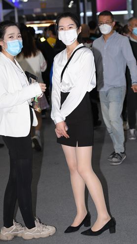 戴着白口罩的黑裙美女(29P)