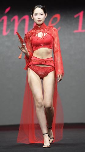 红色内衣模特(83P)
