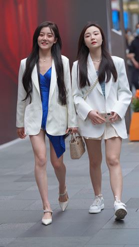 两个漂亮的白色外套女孩【套图+视频】