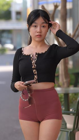紧身短裤美女【套图+视频】