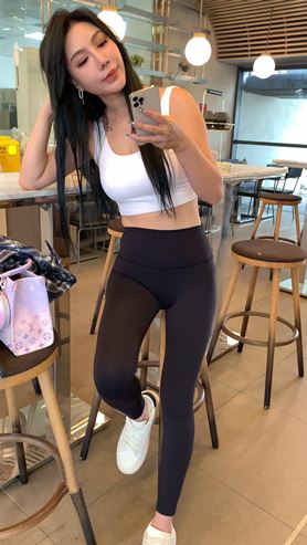 黑色瑜伽裤美女