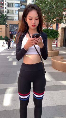 黑色瑜伽裤美女