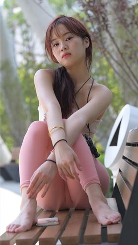灵动的粉裤美眉【套图+视频】
