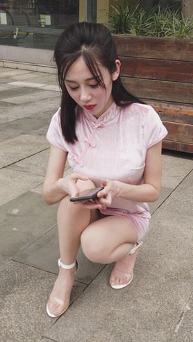（视频）粉色连衣裙妹子
